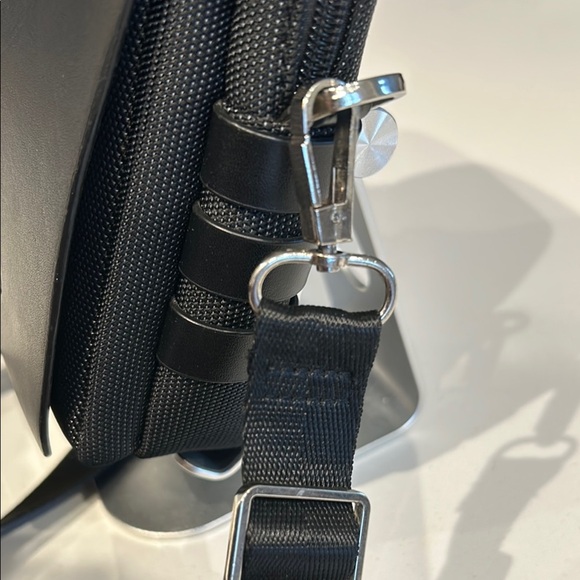 🔥🔥🔥Compact Black Messenger Bag with Adjustable Strap and Minimalist Design - Picture 6 of 10